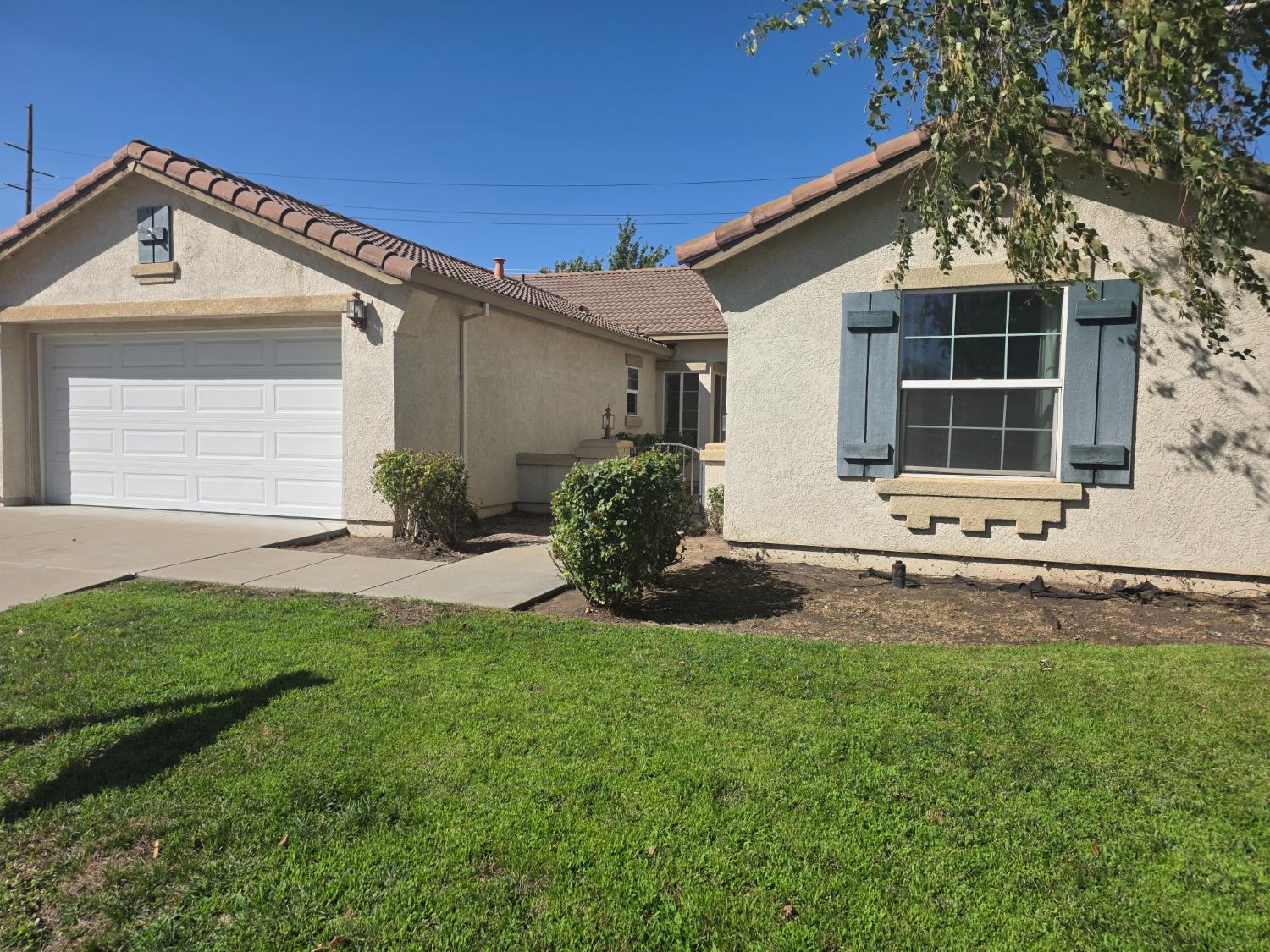1014 Foxfire Dr, Manteca, CA 95337-6695