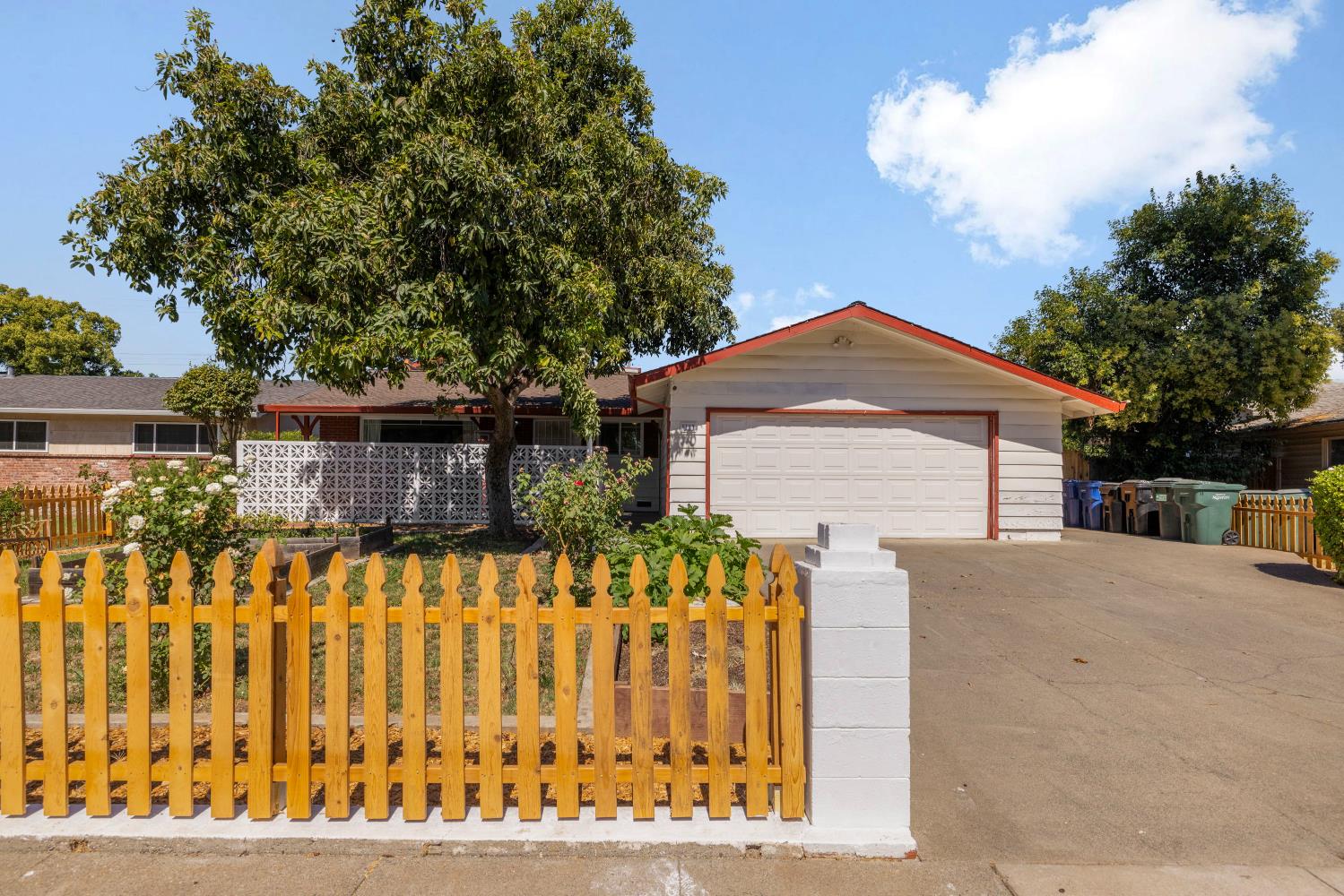 9049 Rosewood Dr, Sacramento, CA 95826