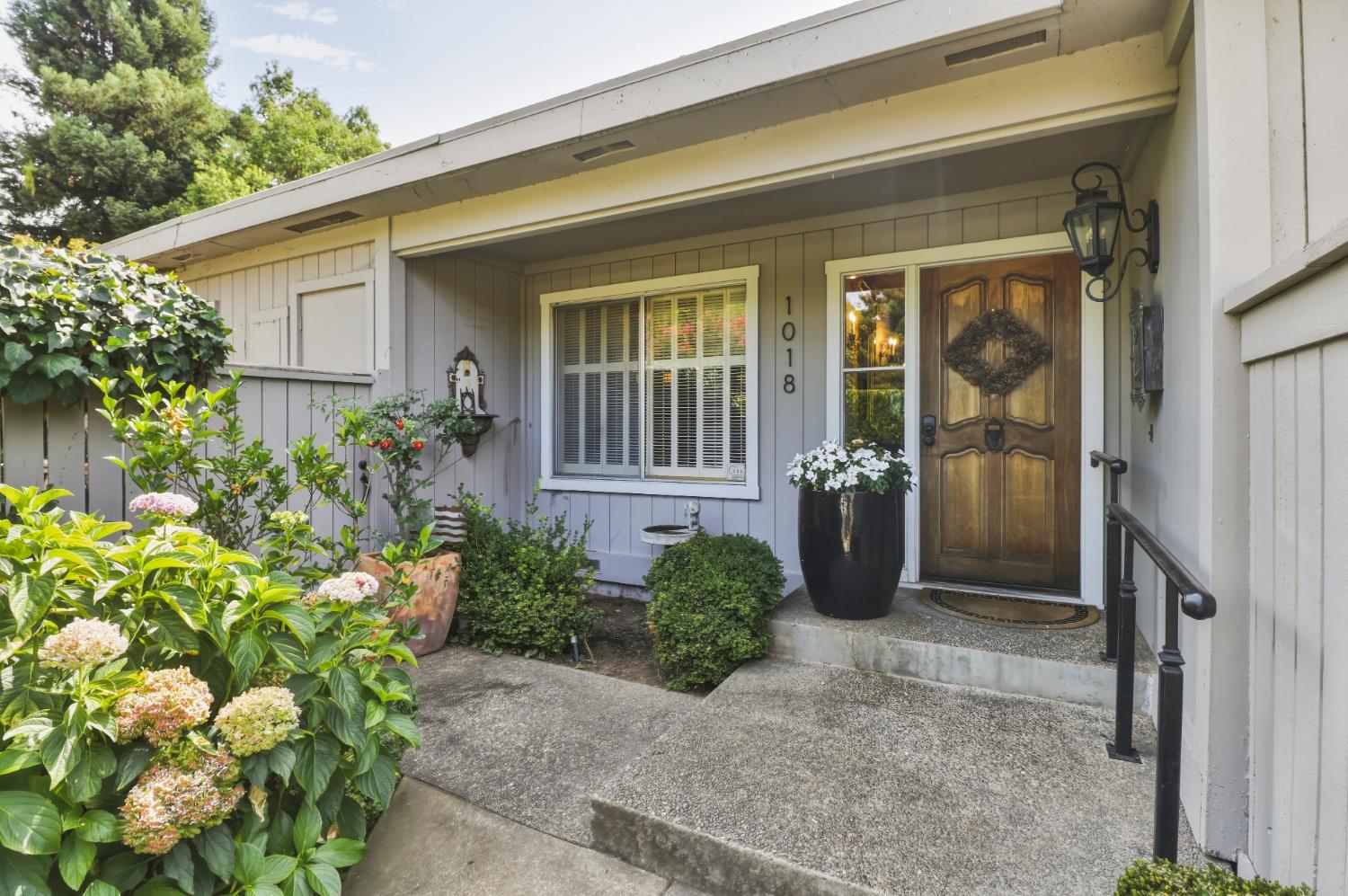 1018 Commons Dr, Sacramento, CA 95825-7049