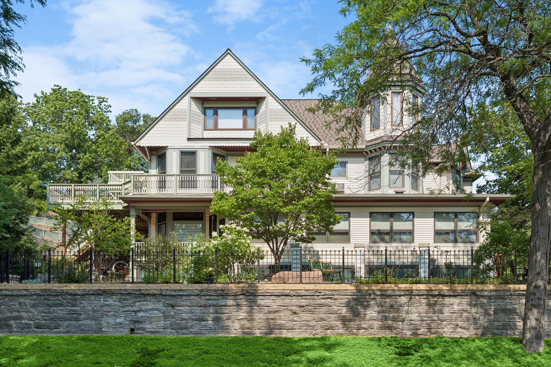 8 Bates Avenue, Saint Paul, MN 55106
