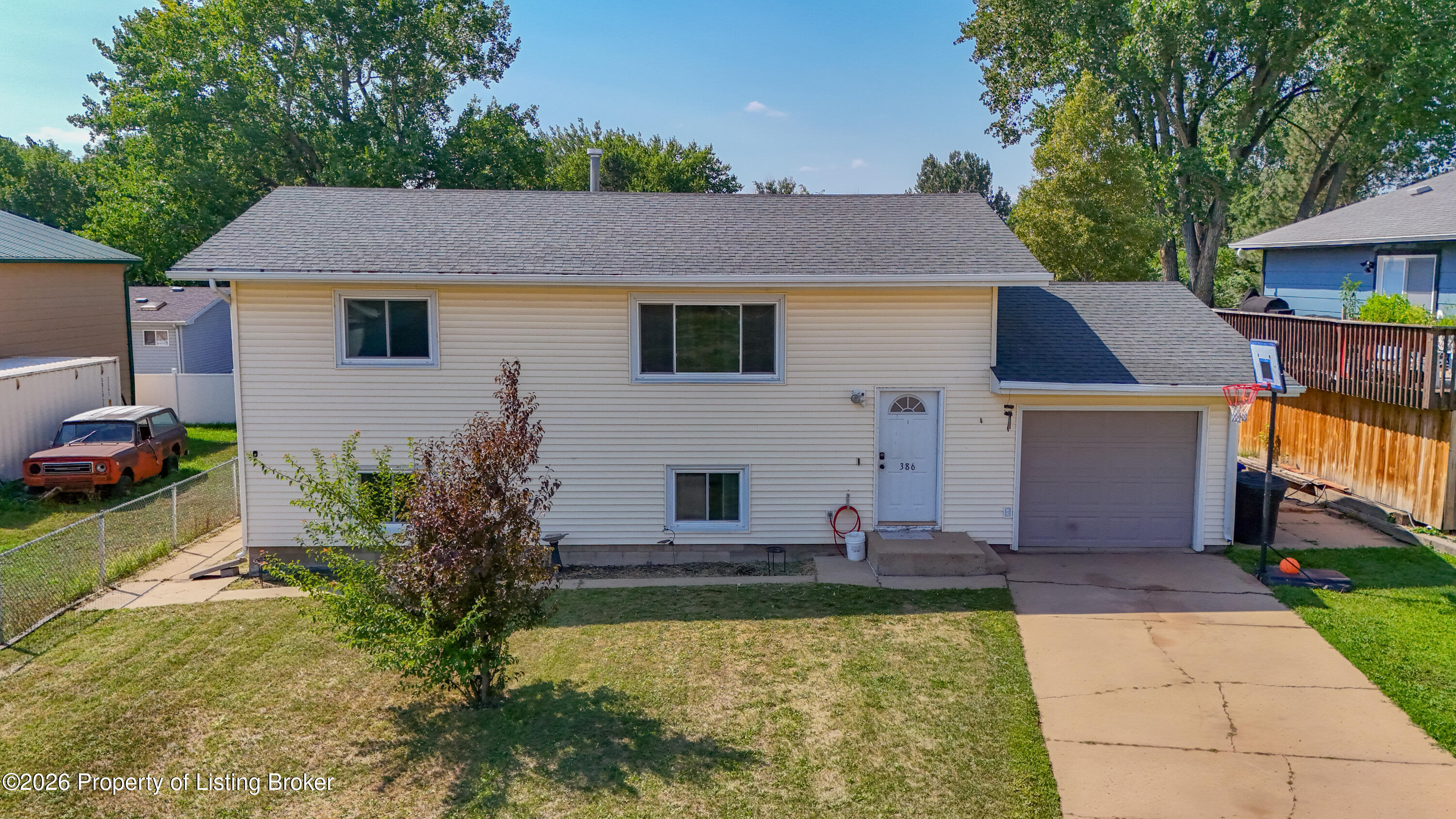 386 2nd Avenue SW, Dickinson, ND 58601
