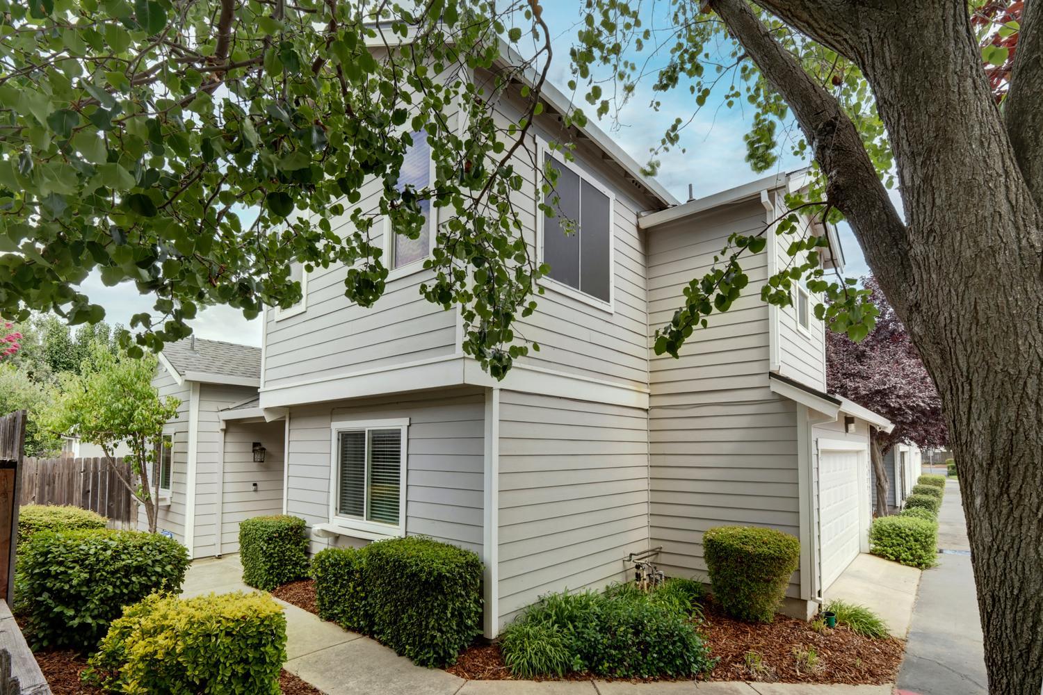 6455 Laguna Mirage Ln, Elk Grove, CA 95758-5464