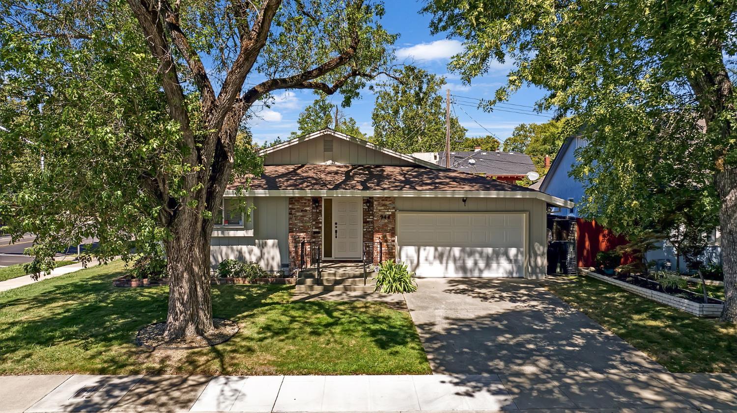 944 47th St, Sacramento, CA 95819-3435