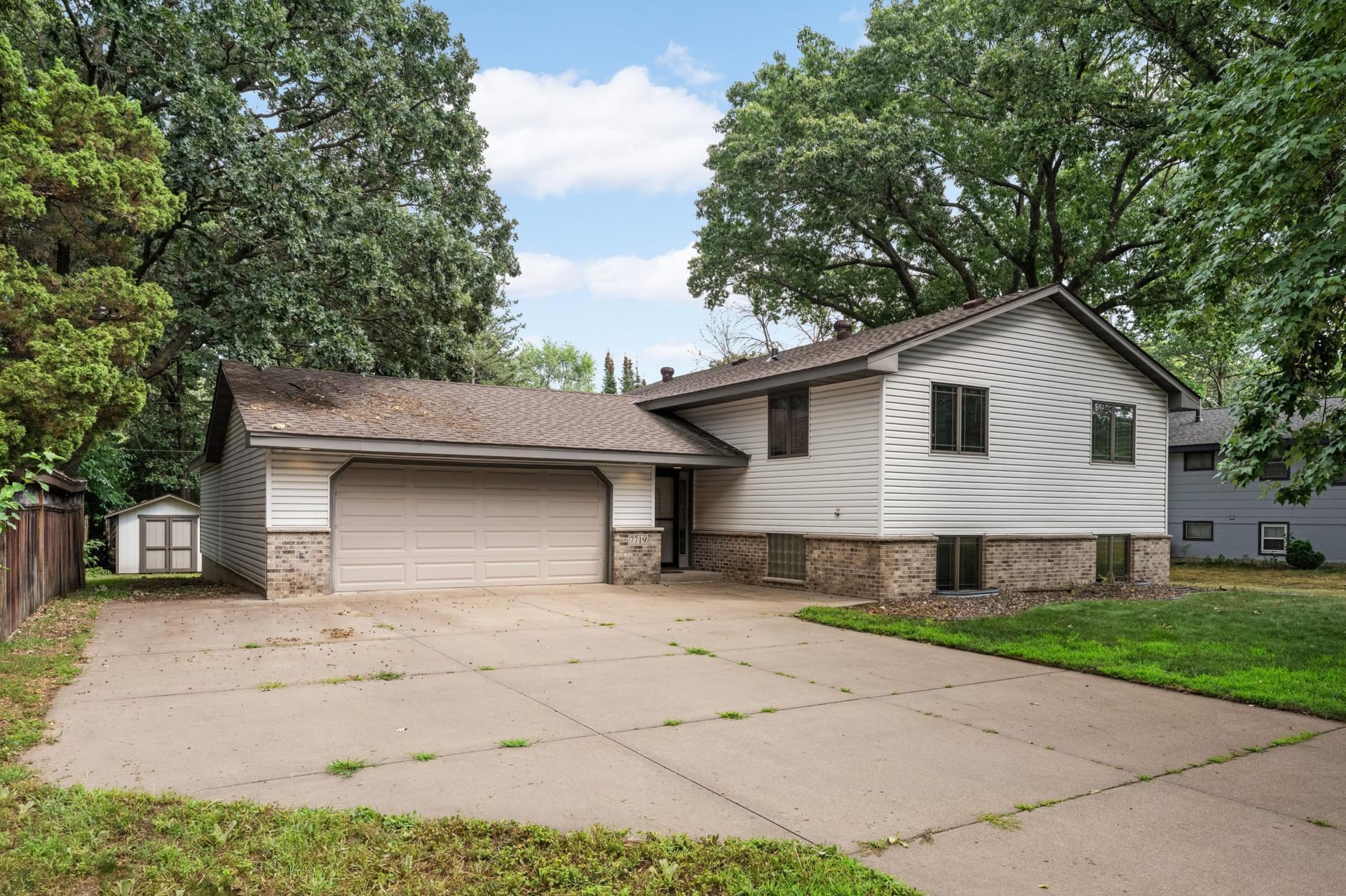 7719 Knollwood Drive, Mounds View, MN 55112