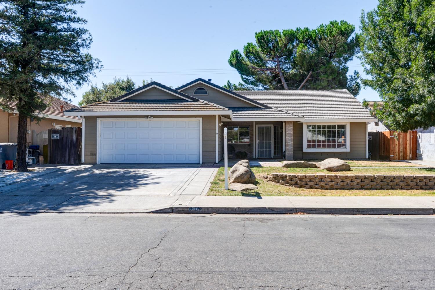 99 Lime Ave, Los Banos, CA 93635-3143