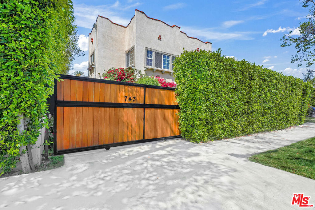 741 N Las Palmas Avenue