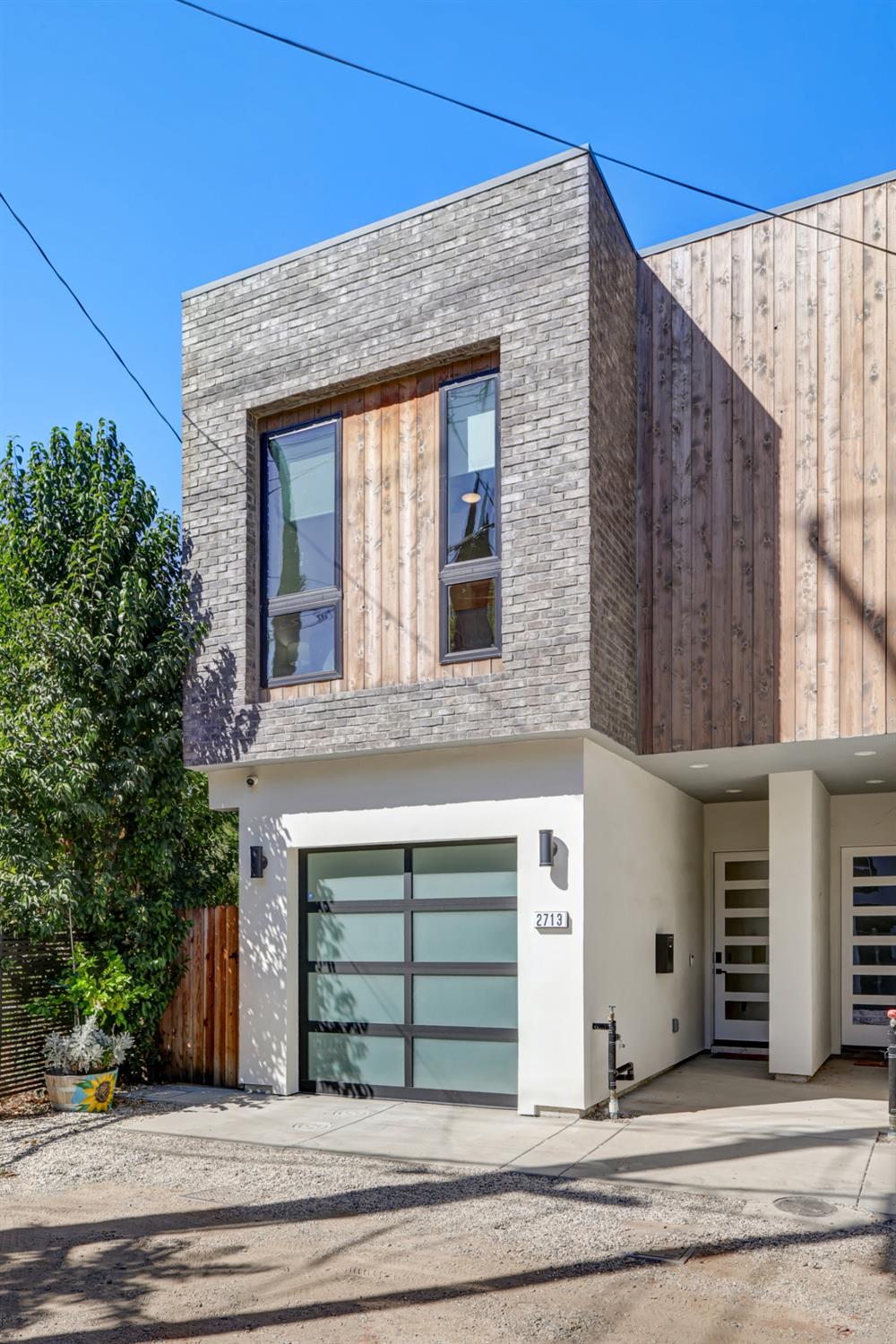 2713 Democracy Aly, Sacramento, CA 95816-4190