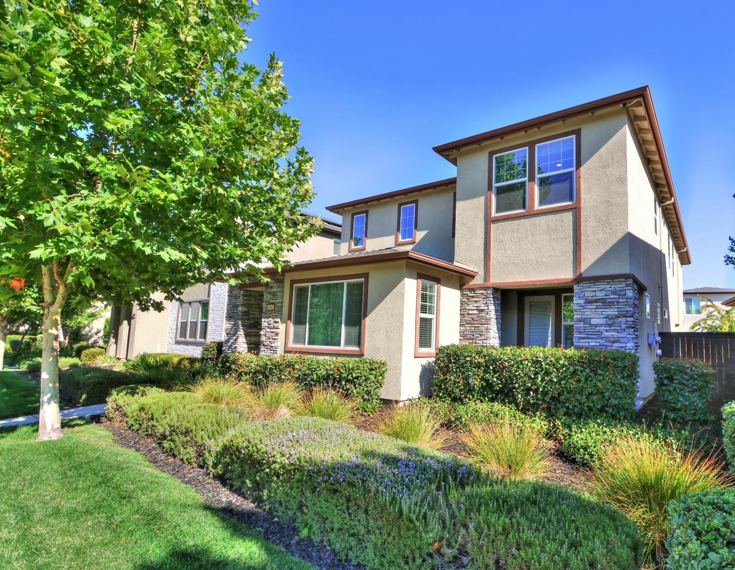 2940 Edgeview Dr, Sacramento, CA 95833-4448