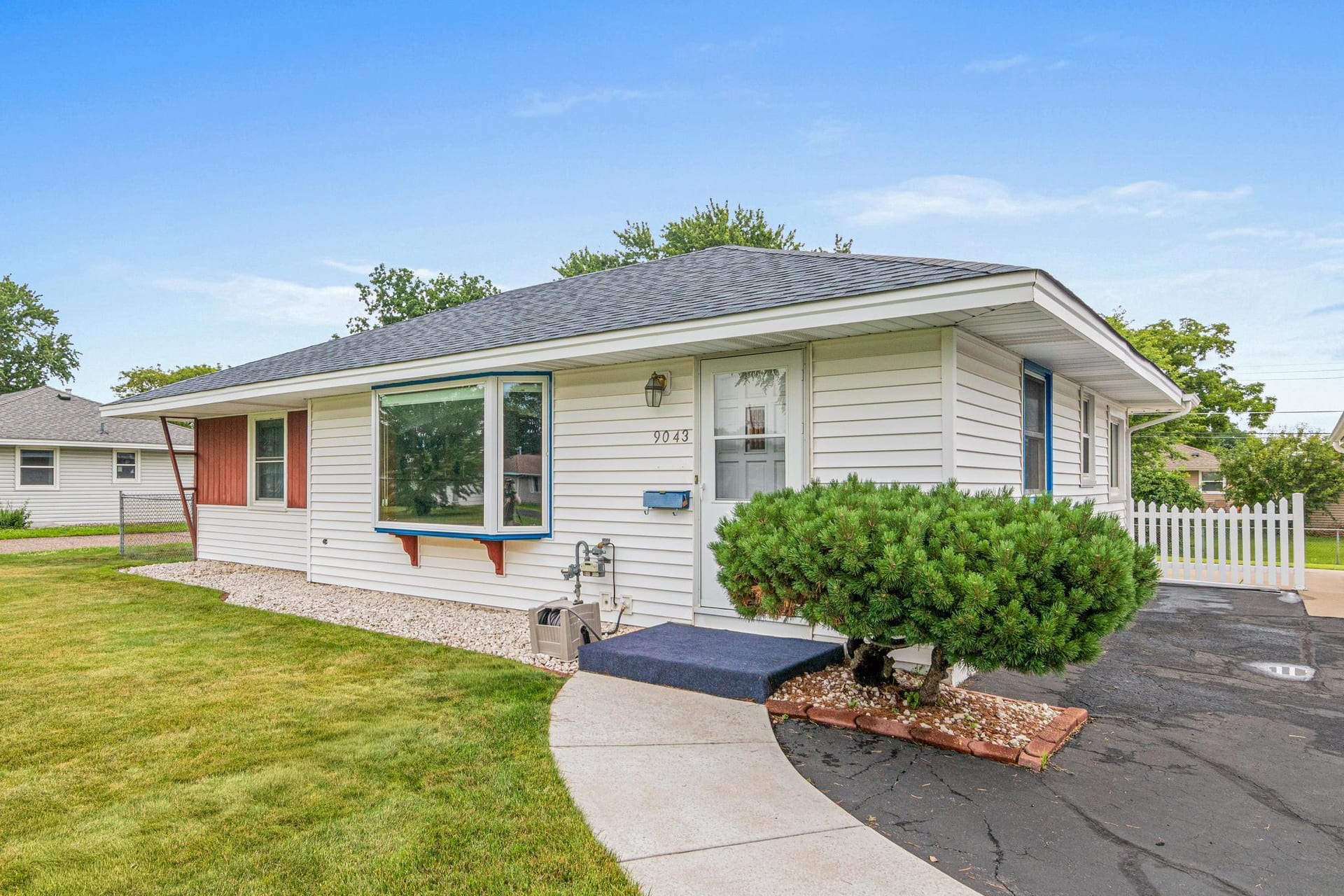9043 16th Avenue S, Bloomington, MN 55425