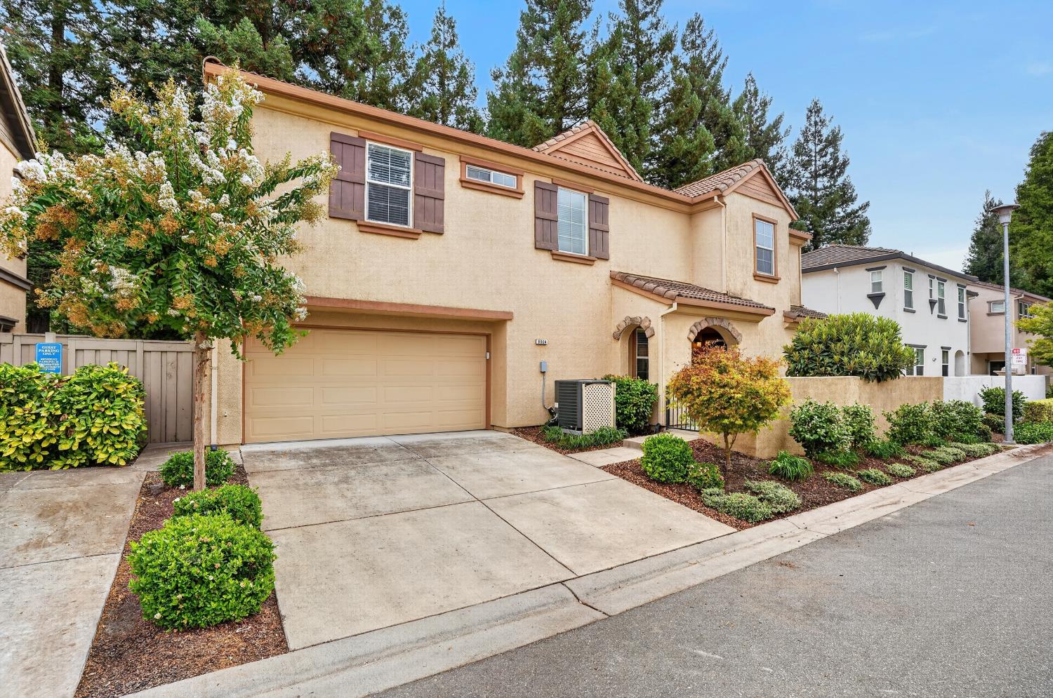 8004 Linda Isle Ln, Sacramento, CA 95831-5841