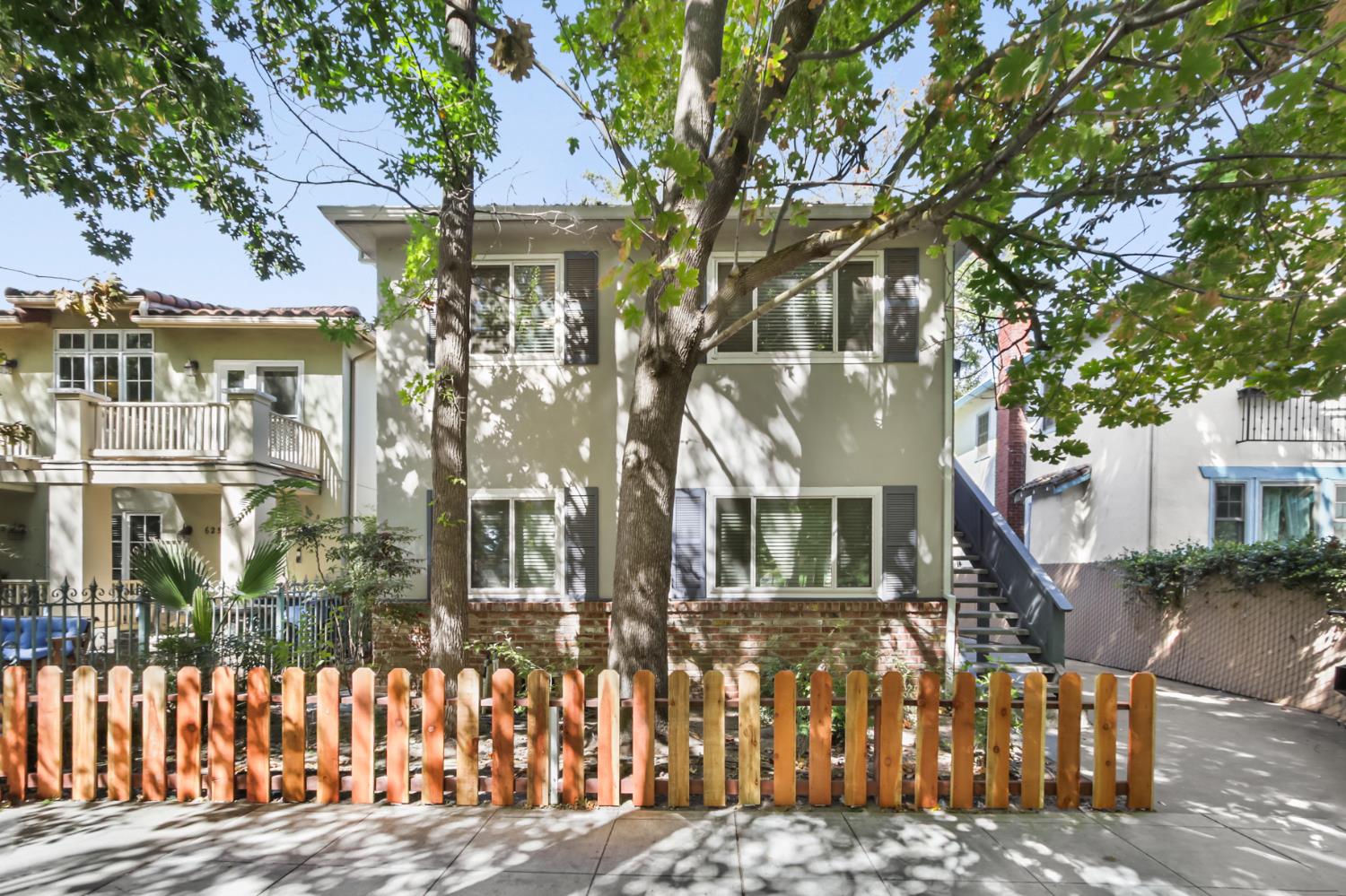 627 T St, Sacramento, CA 95811-7032