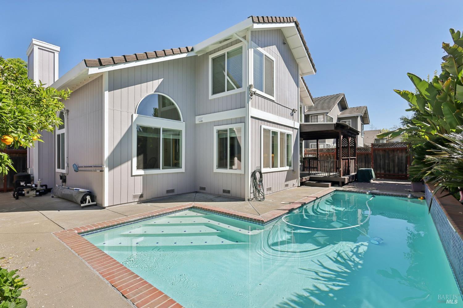1422 Roman Dr, Rohnert Park, CA 94928-2942