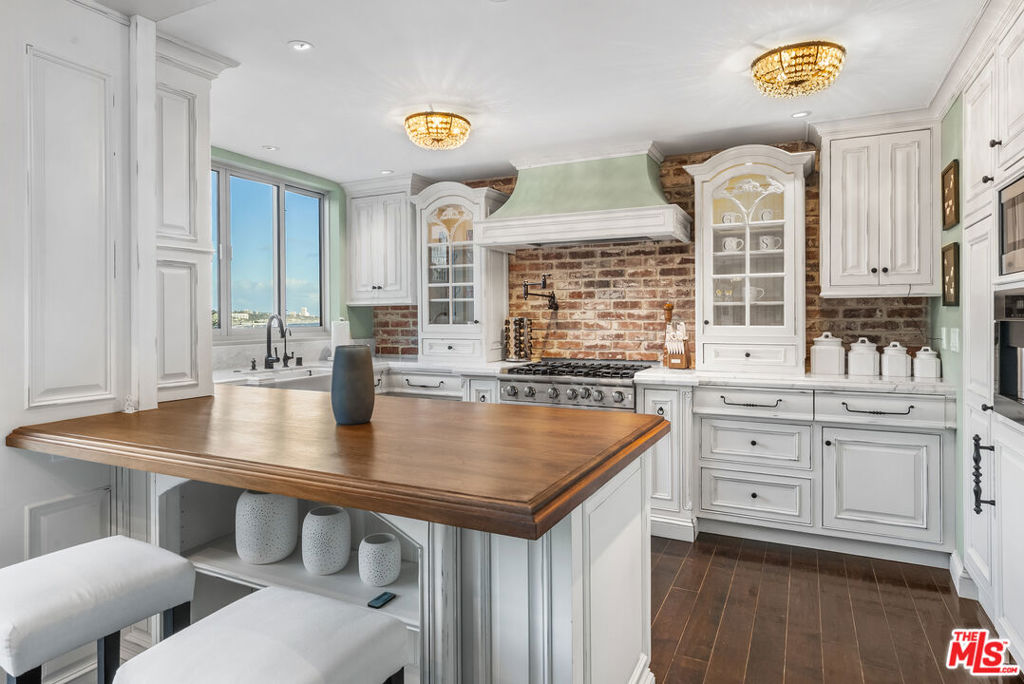 17366 W Sunset Boulevard 102