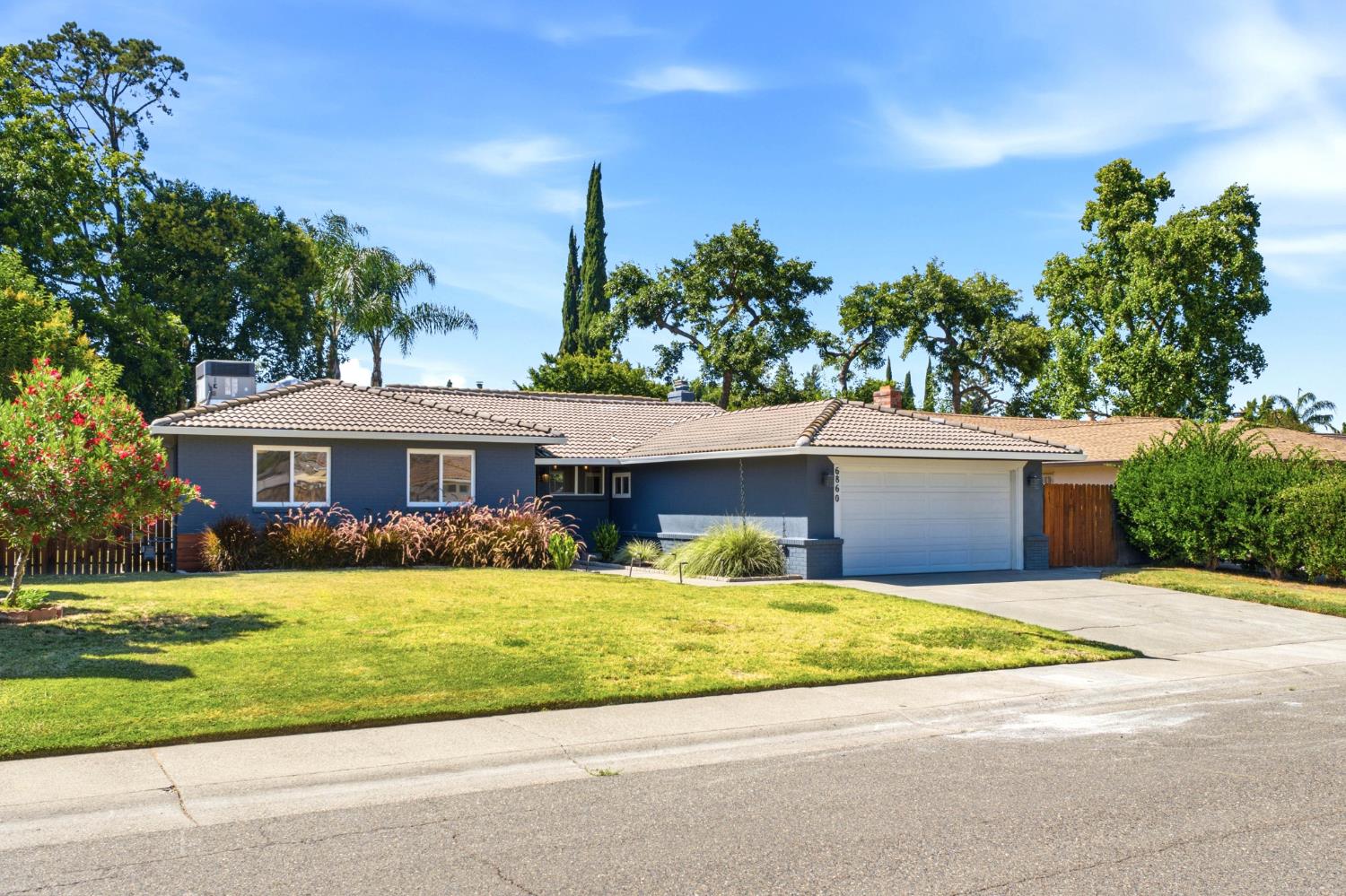 6860 Pocket Rd, Sacramento, CA 95831-2301