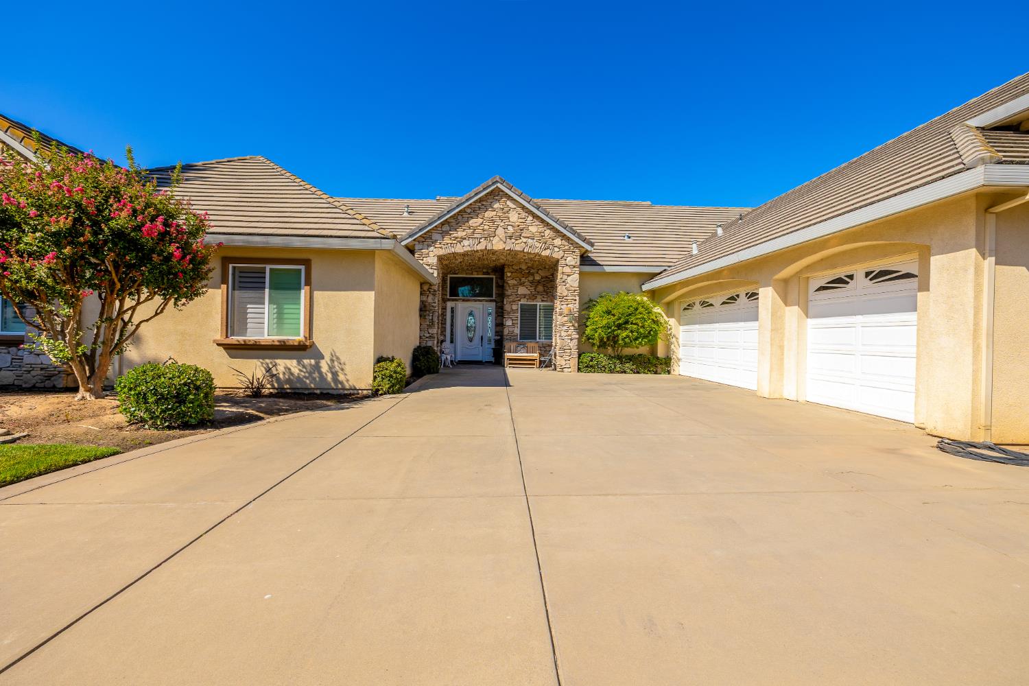16551 N Manor Ln, Lodi, CA 95240-9537