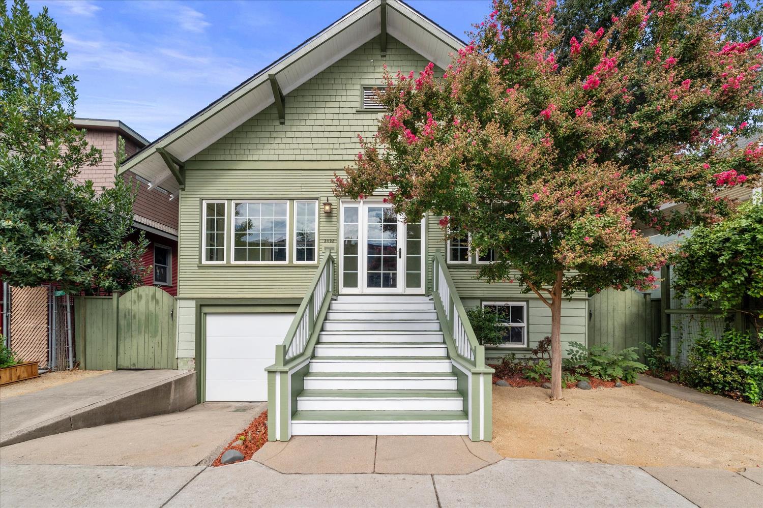 2022 28th St, Sacramento, CA 95818-1908