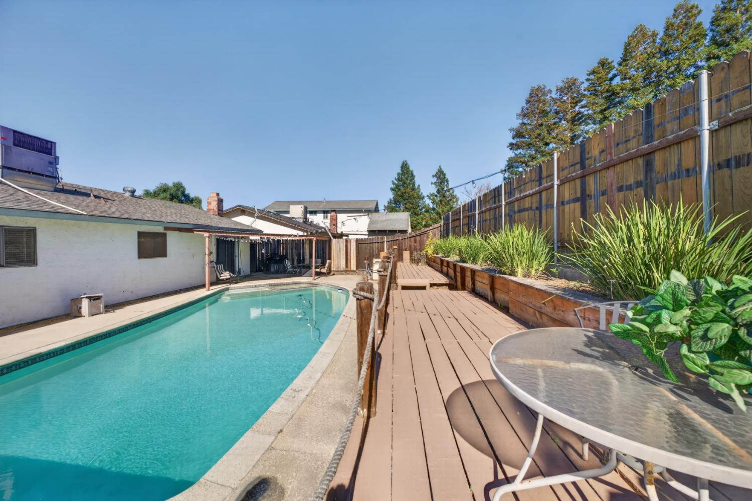 1016 Azure Ct, Roseville, CA 95678-4039