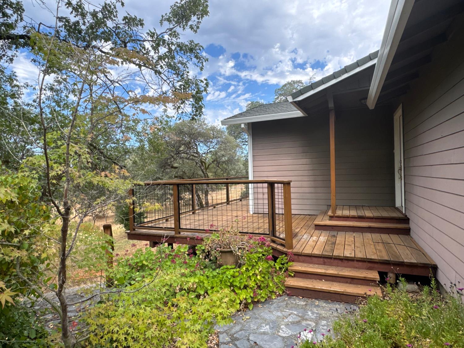 1063 Skyline Dr, Auburn, CA 95602-9096