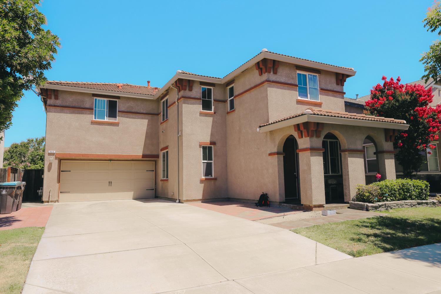 689 Stage Coach Dr, Lathrop, CA 95330