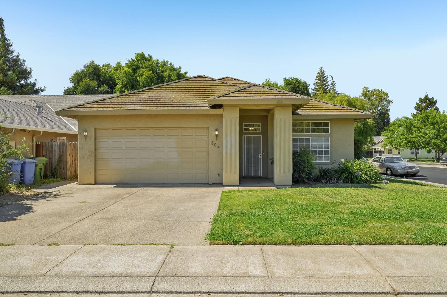 802 E Augusta St, Woodbridge, CA 95258-9613