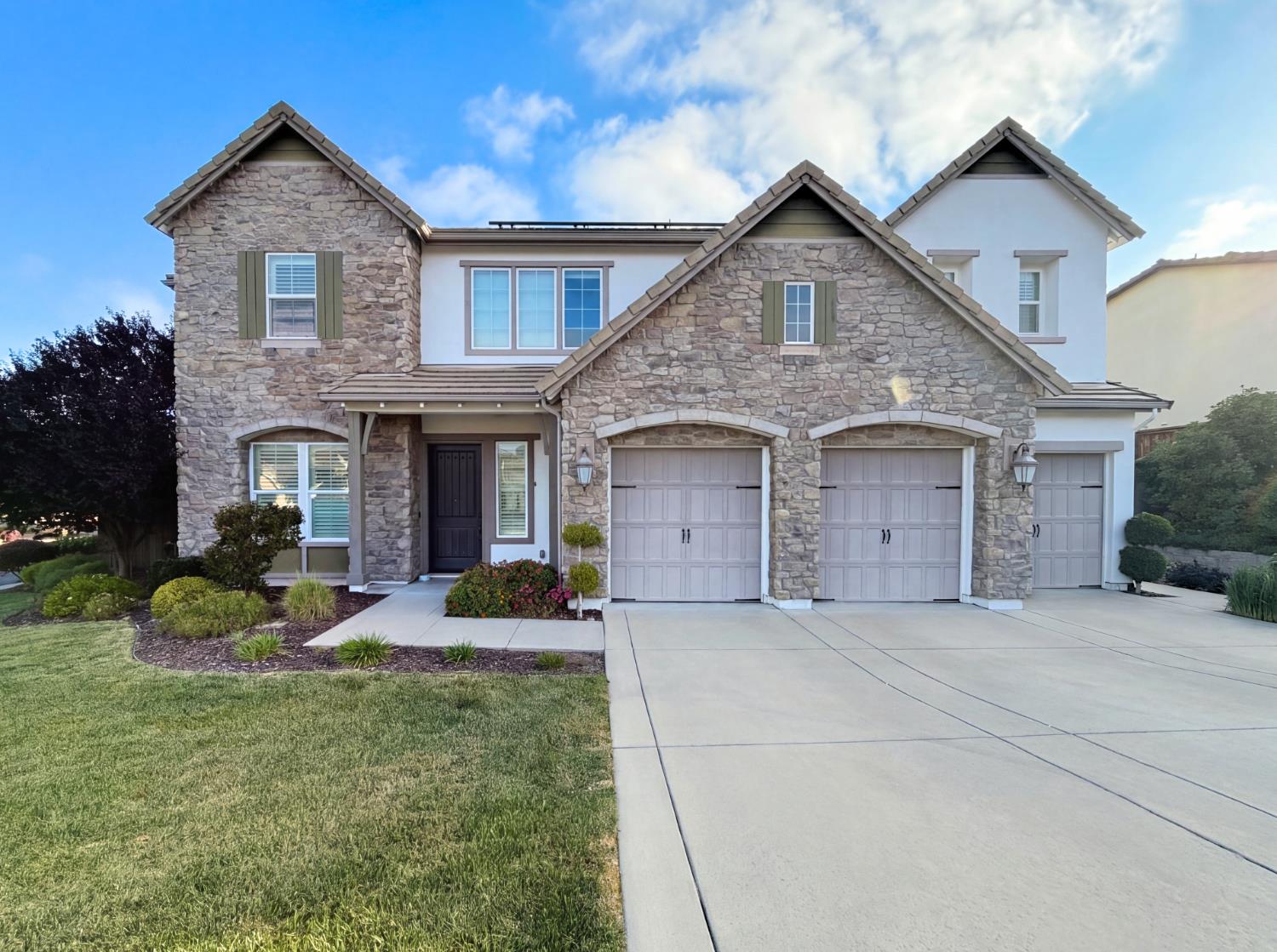 5601 Lakepointe Dr, Rocklin, CA 95677-3825