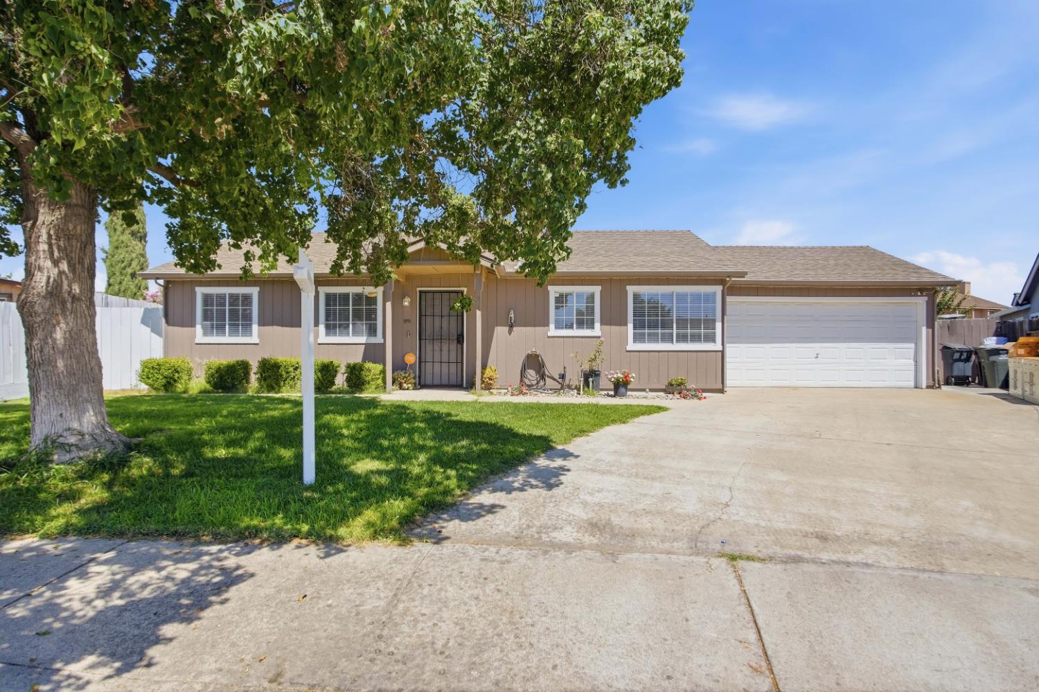 2045 Pajaro Ct, Livingston, CA 95334-1876