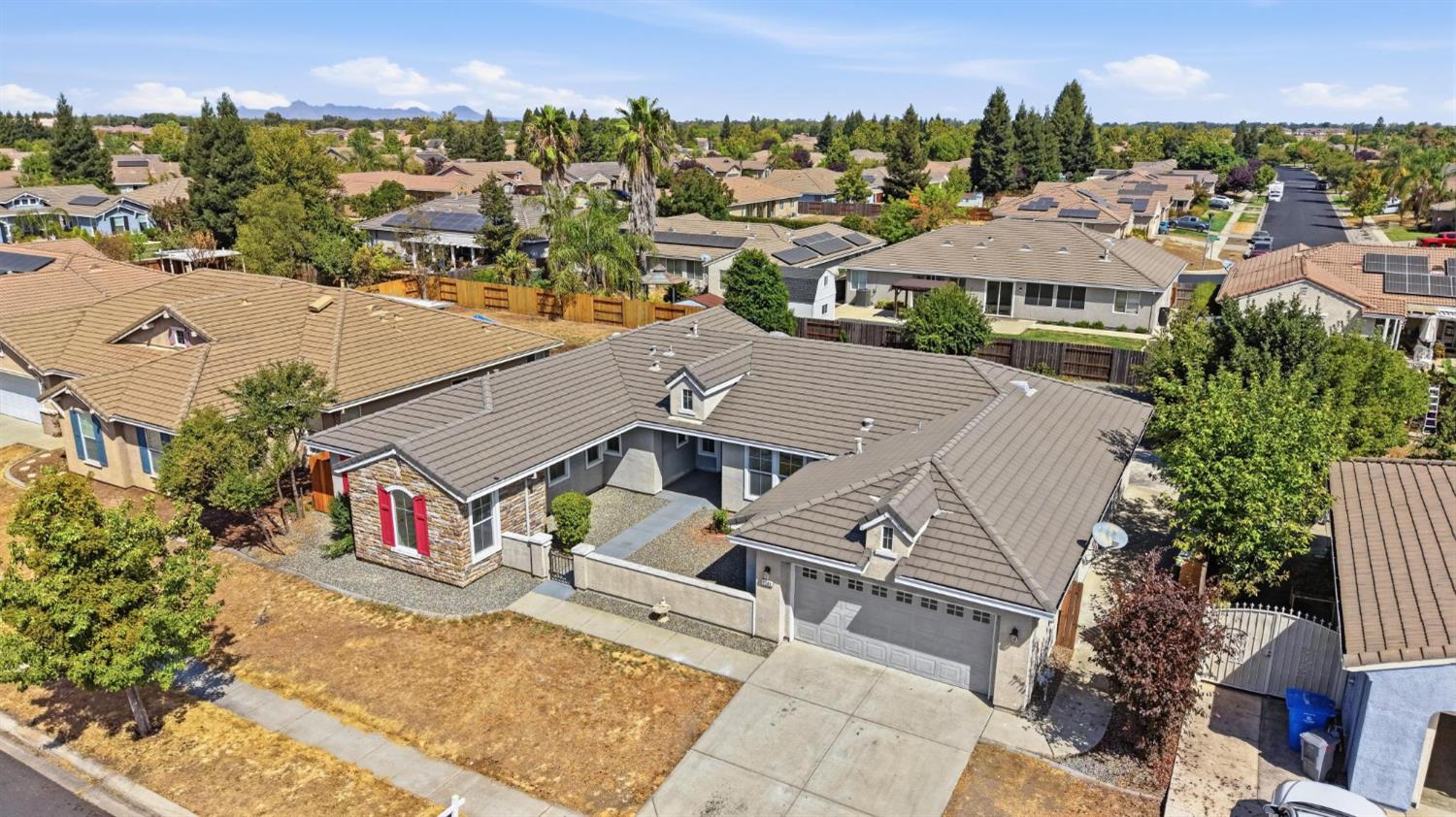1241 Calypso Ranch Dr, Plumas Lake, CA 95961-9057