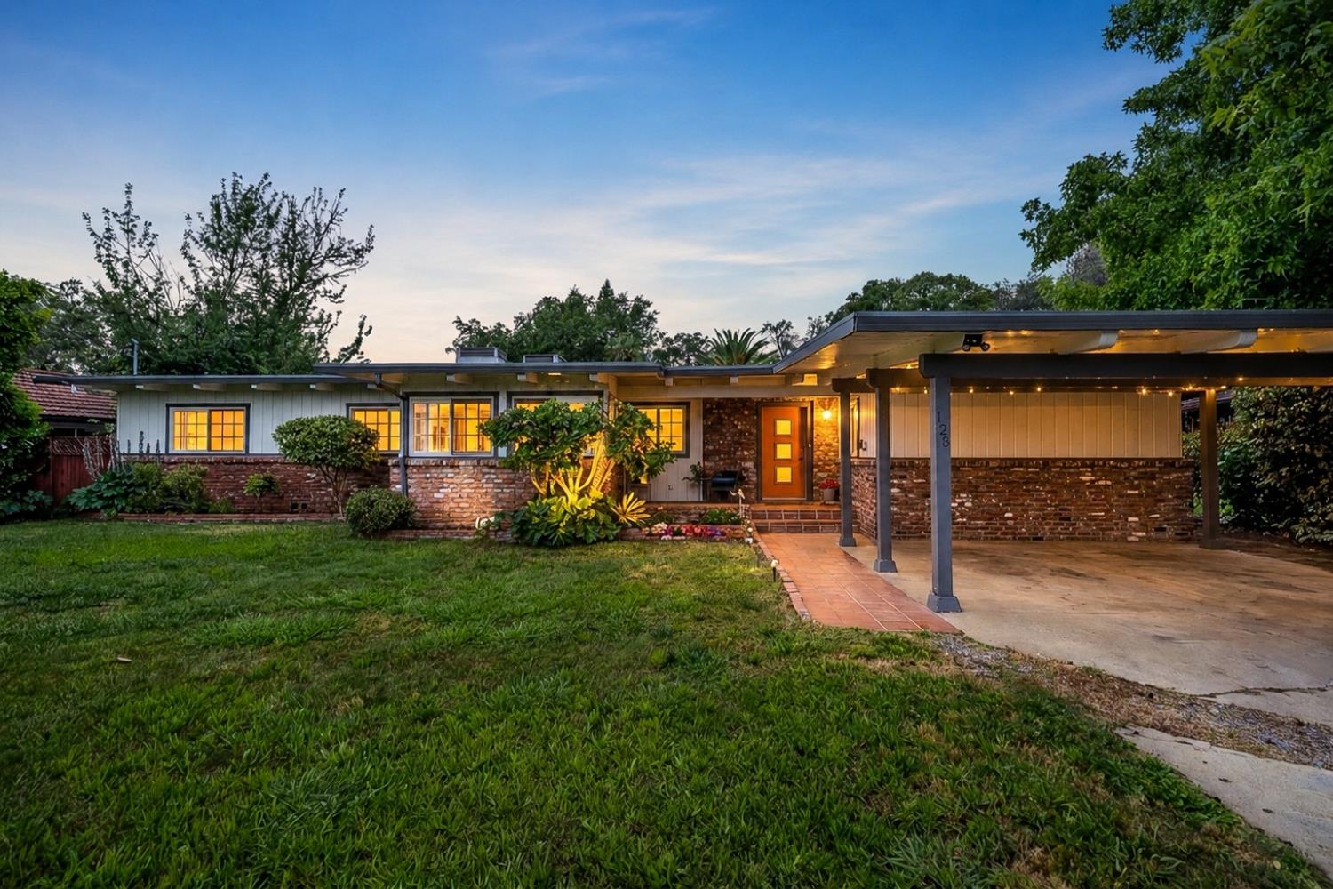 125 Carson Ave, Auburn, CA 95603-4501