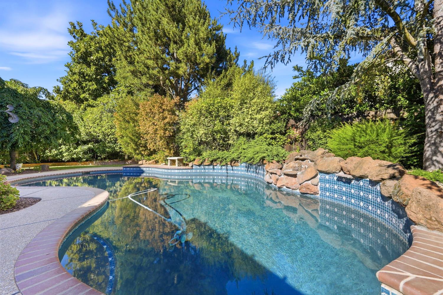 8804 Bradbury Ct, Elk Grove, CA 95624