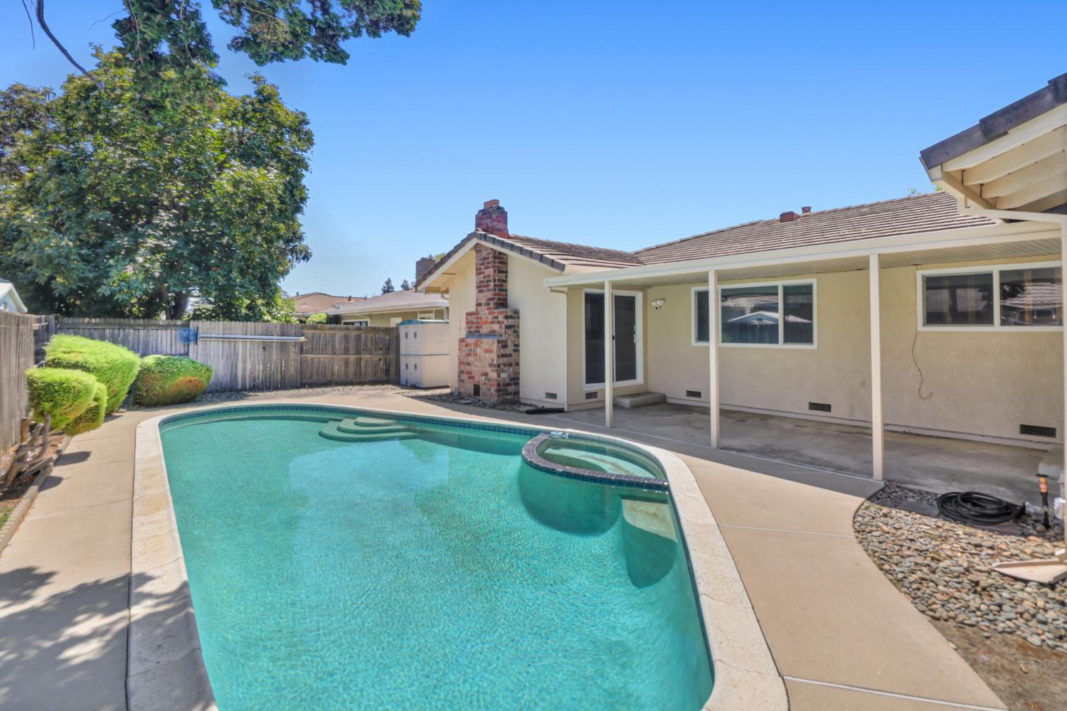 6995 Wavecrest Way, Sacramento, CA 95831-2537