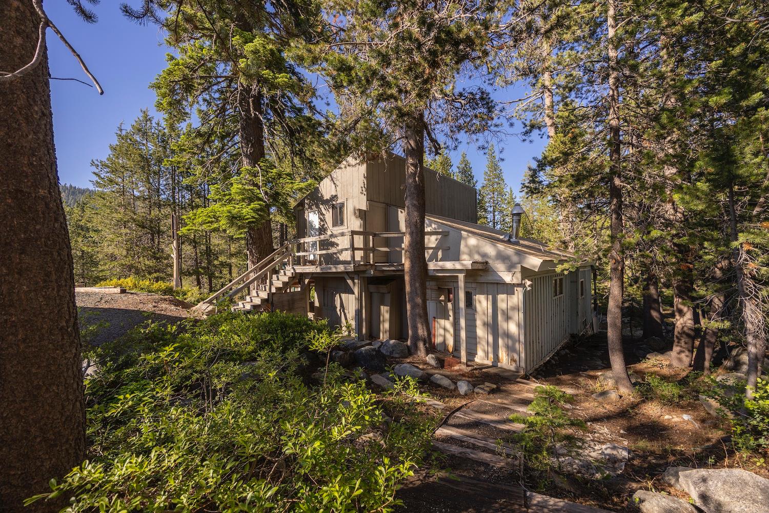 125 S Yuba Dr, Soda Springs, CA 95728