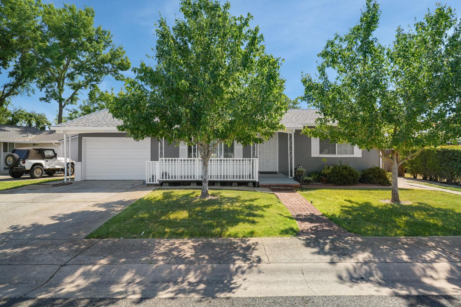 3336 Explorer Dr, Sacramento, CA 95827-2904