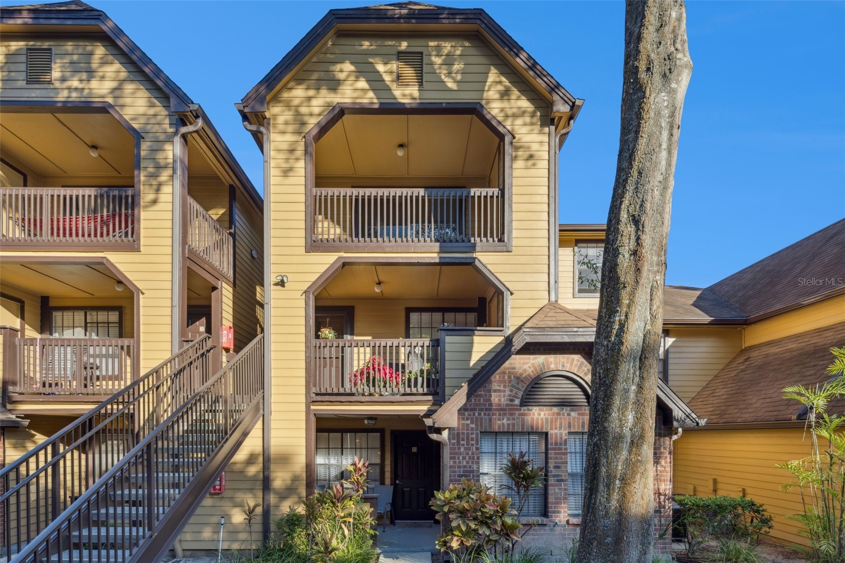 415 LAKEPOINTE DRIVE 103