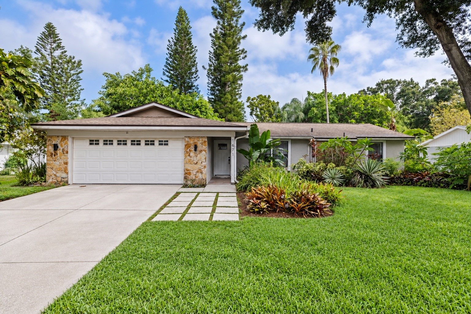 1671 CASTLEWOOD LANE