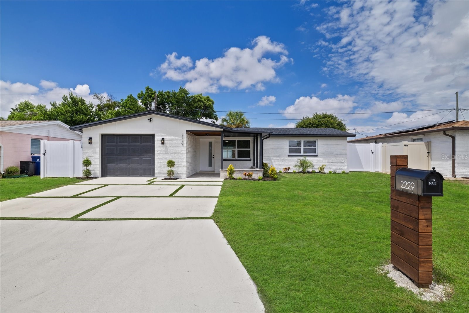 2229 ROSELAWN DRIVE