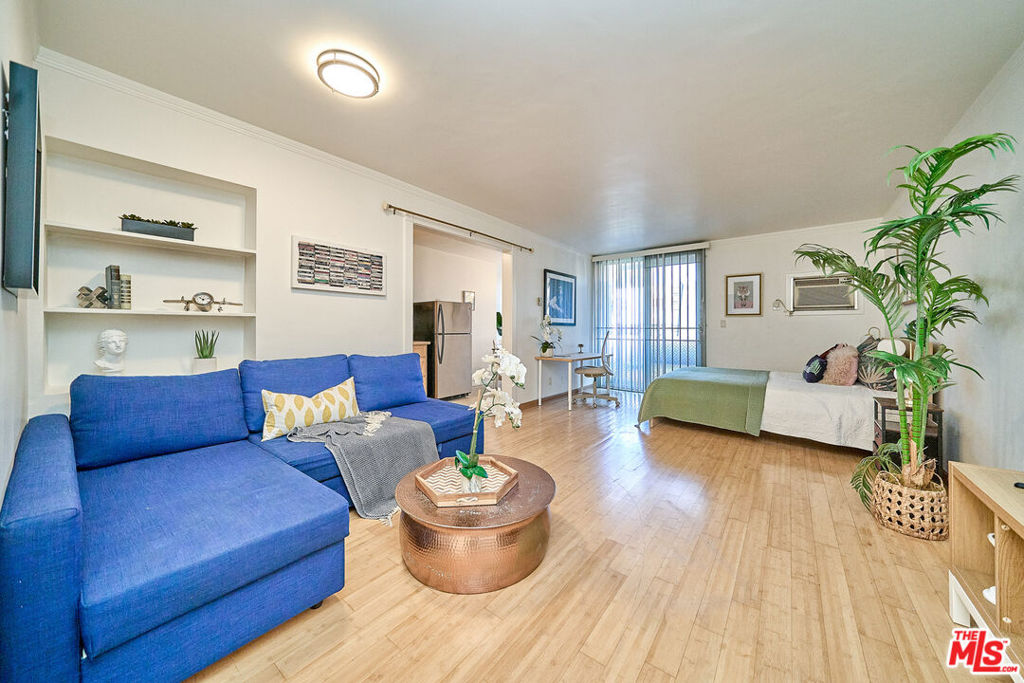 425 S Kenmore Avenue 104