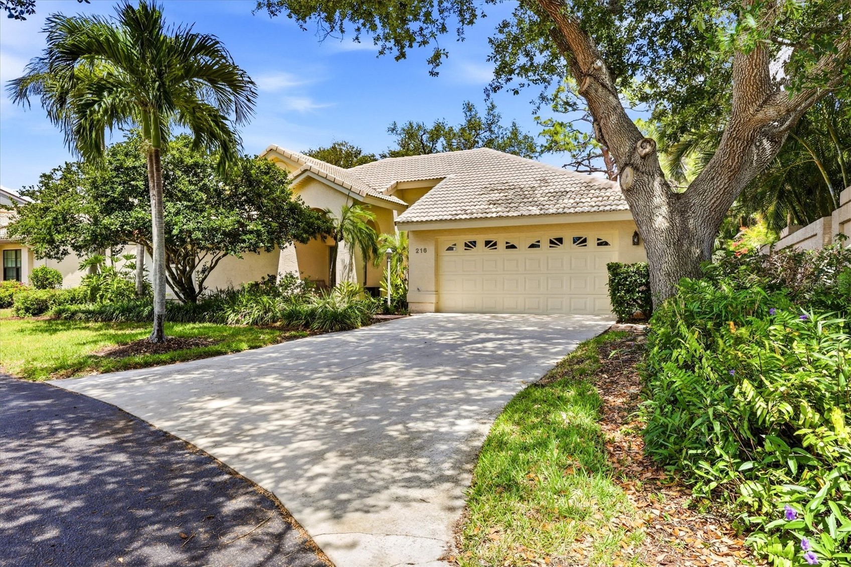 216 CARRIAGE HOUSE LANE 216