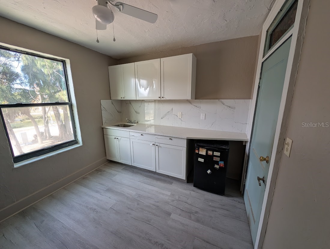 401 COLONIA LANE E 8