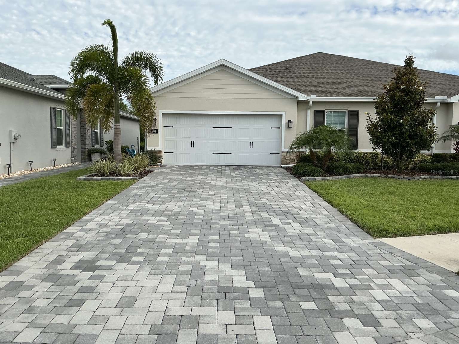1982 W PALMS DRIVE