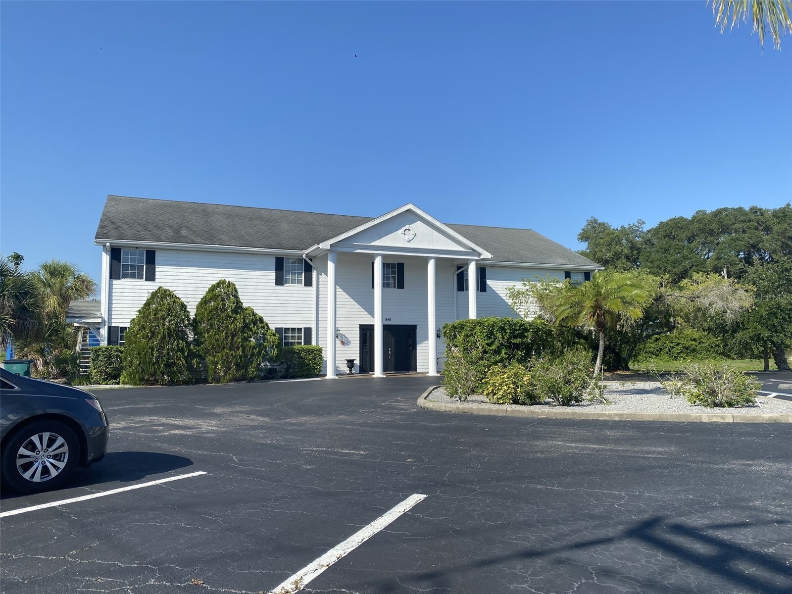 949 TAMIAMI TRAIL 102