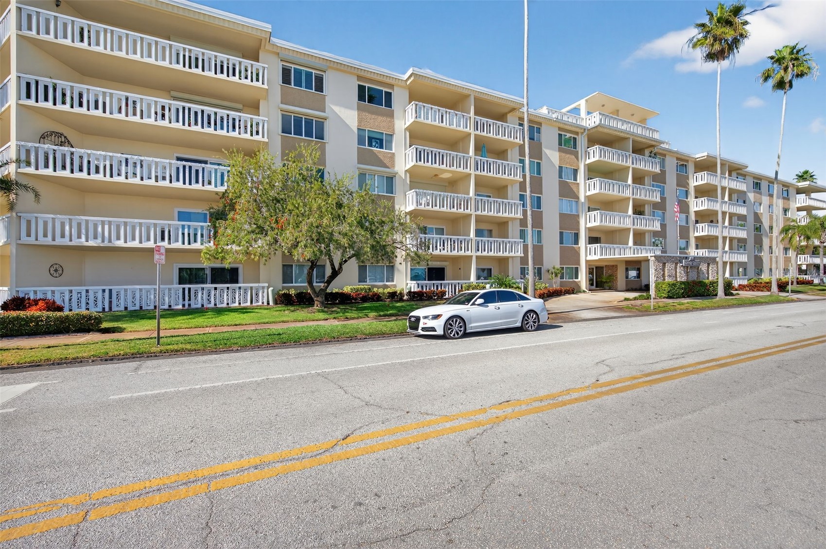 1200 N SHORE DRIVE NE 201 furnished