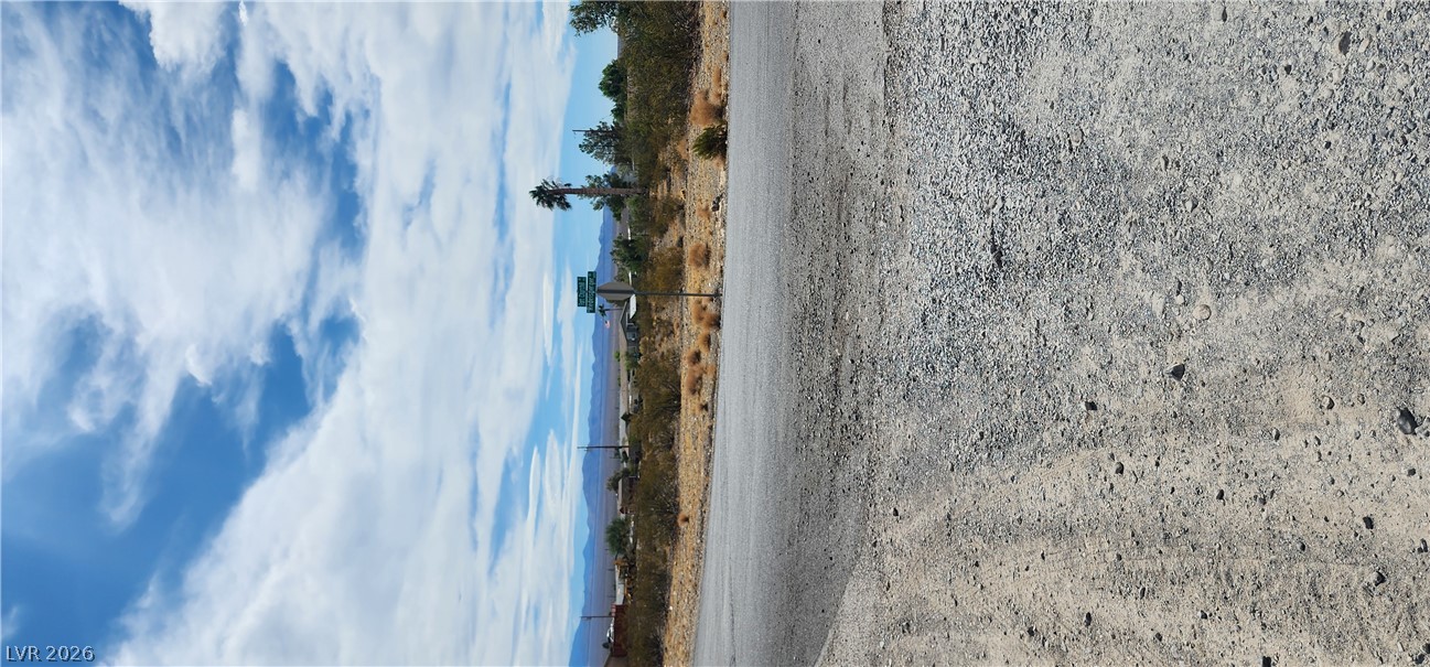 521/581 East Train Way