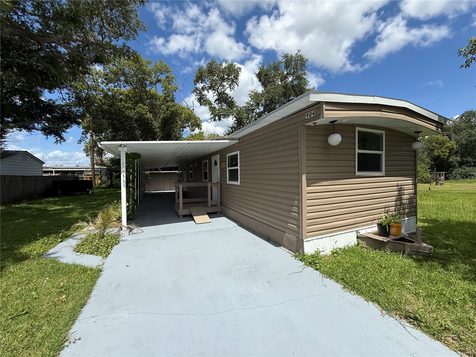 904 ROBINSON AVENUE