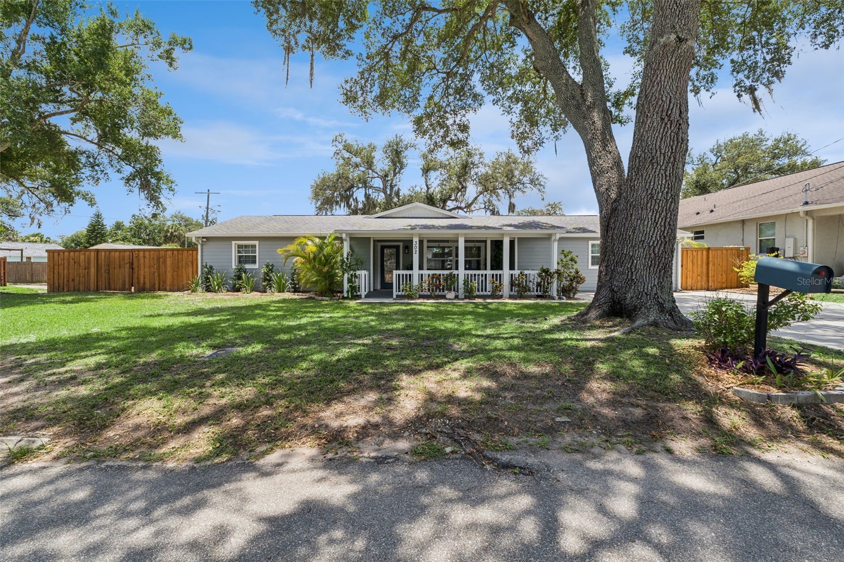 302 W COMANCHE AVENUE