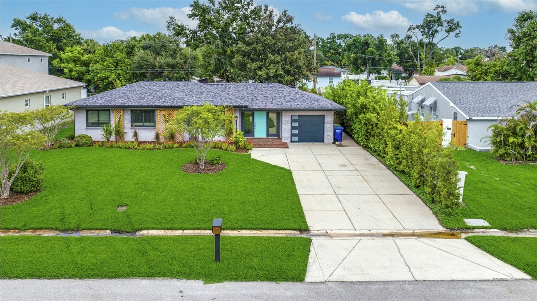 2121 W FARWELL DRIVE