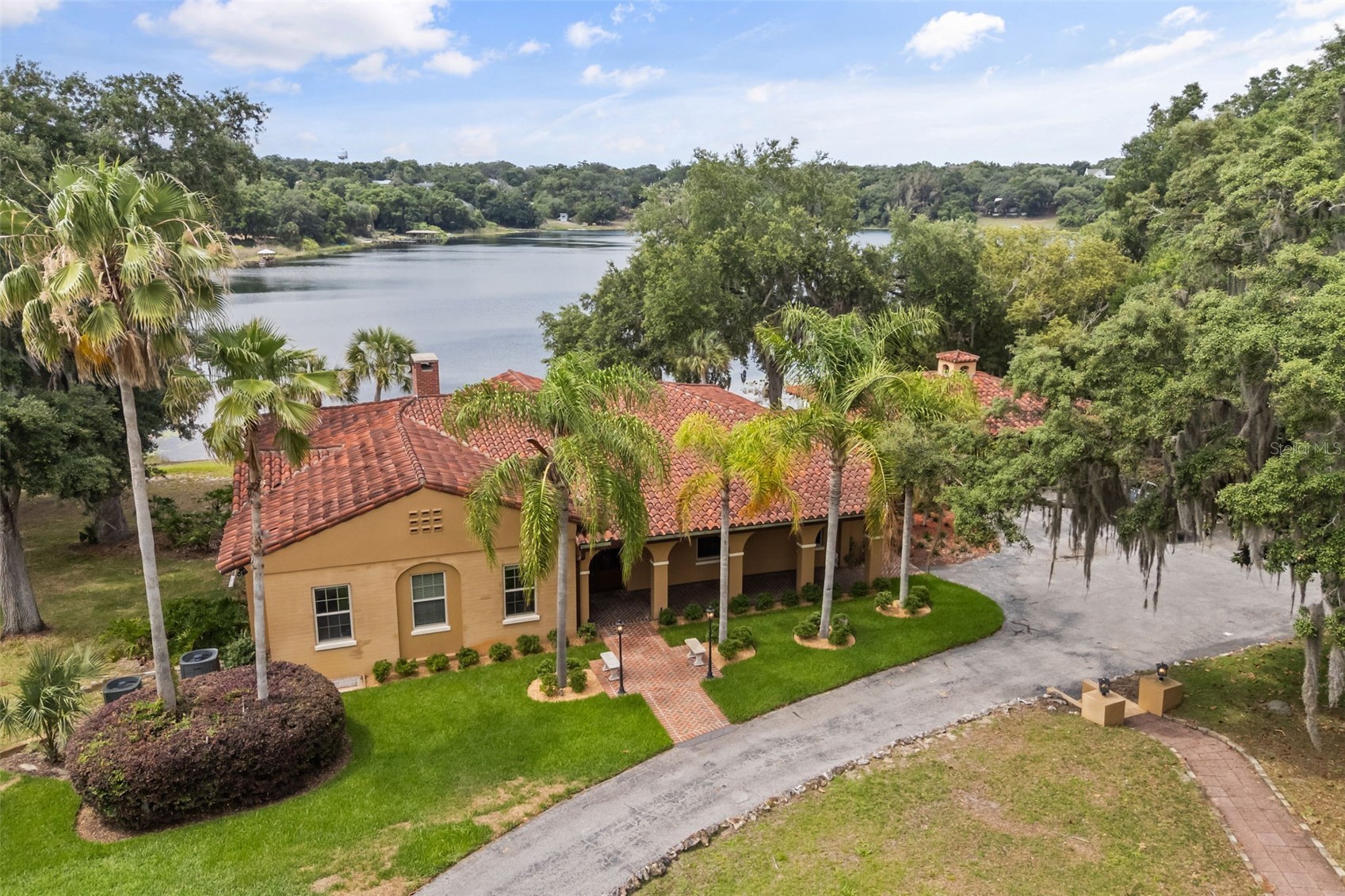 1909 COUNTRY CLUB DRIVE