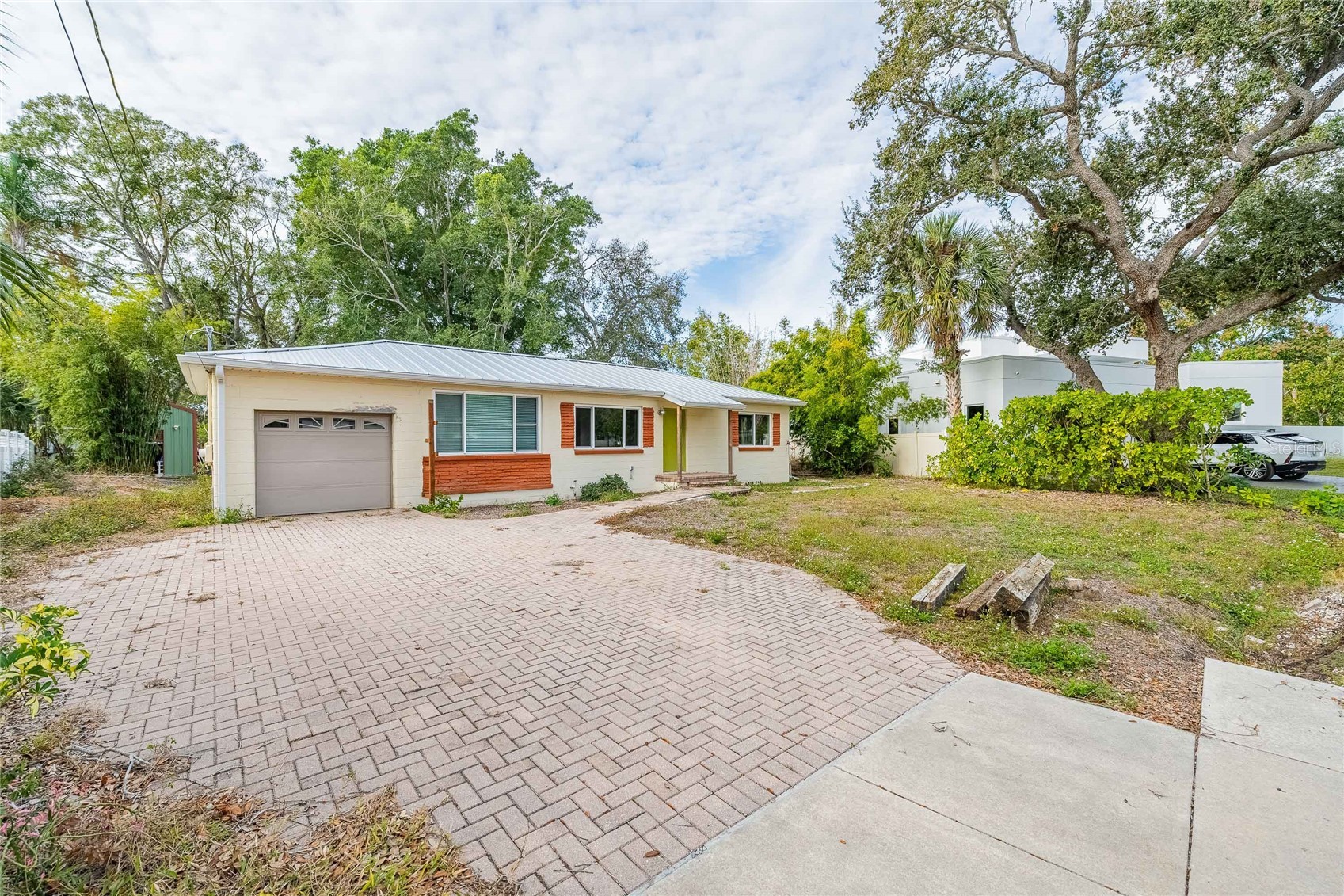 6213 SANDERS DRIVE