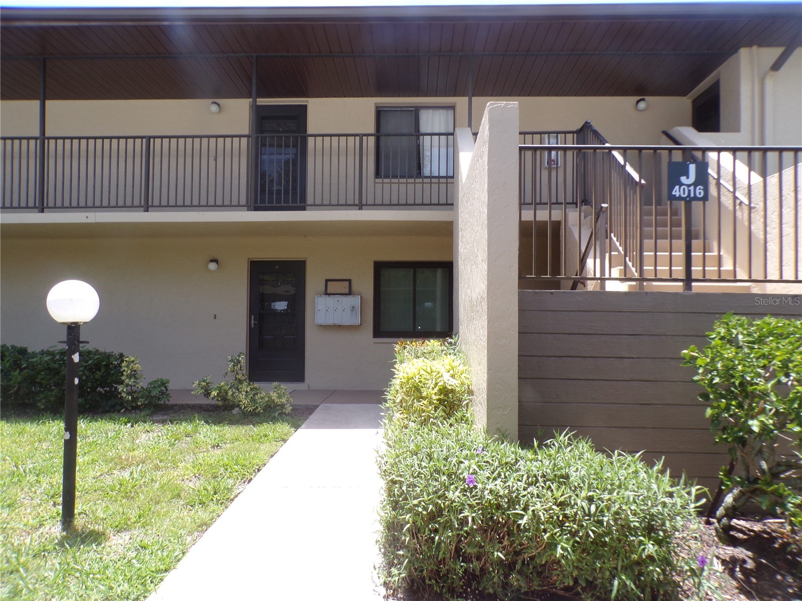 4016 OAKVIEW DRIVE J8