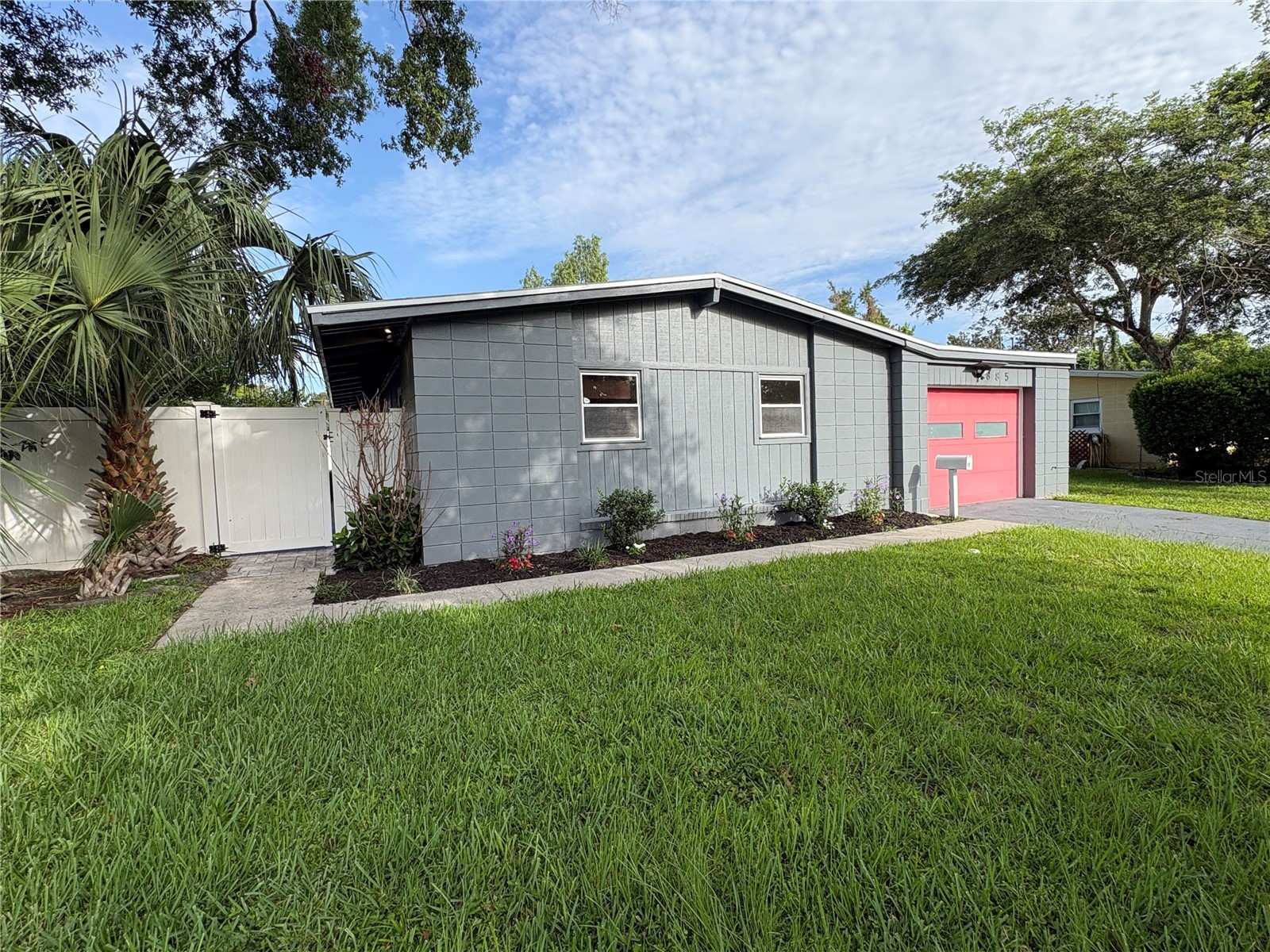 885 CARNATION DRIVE