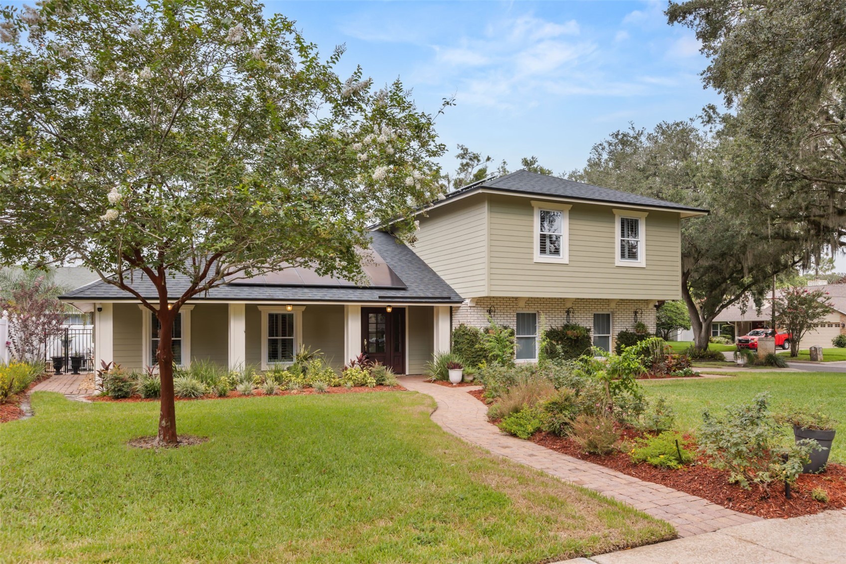 900 LENMORE COURT